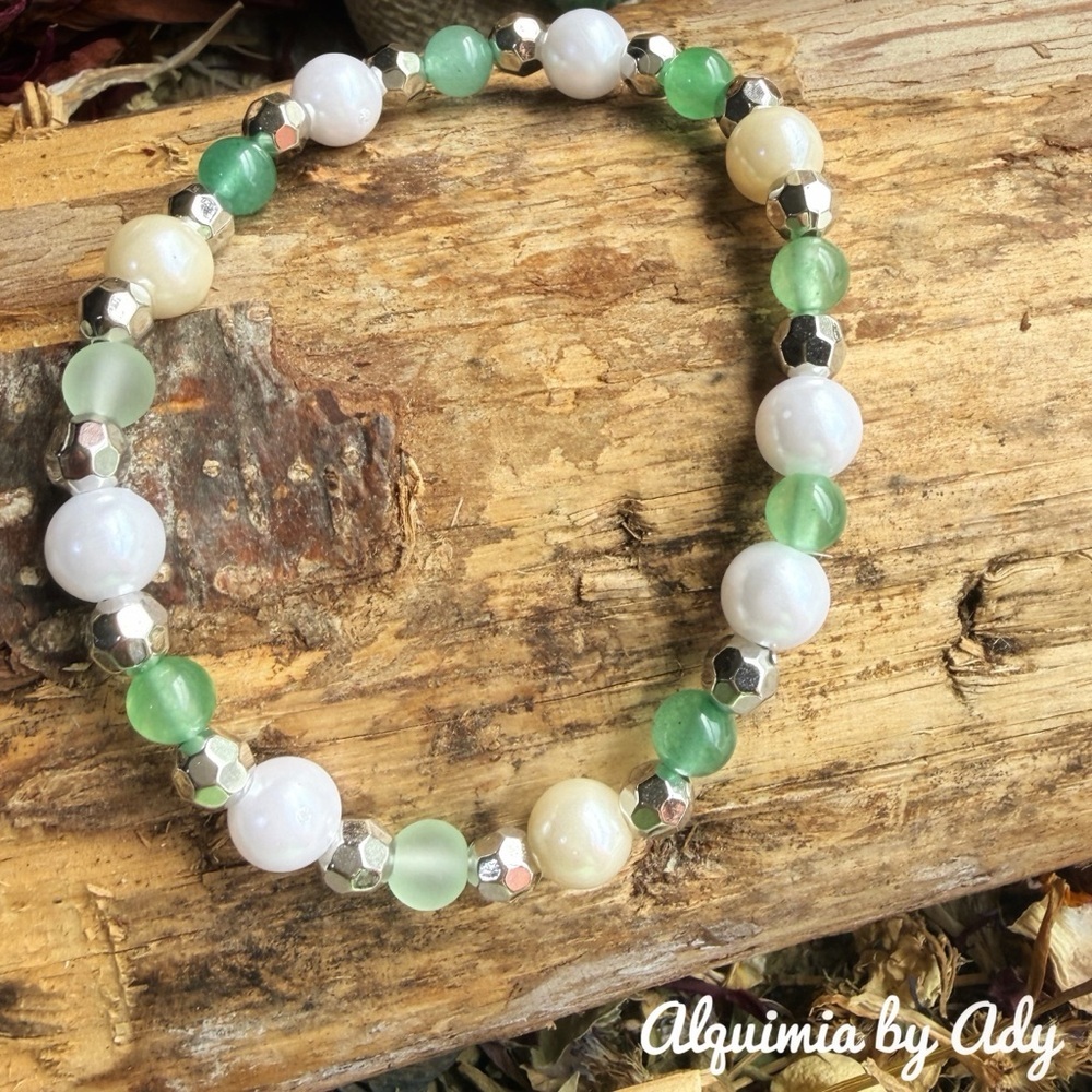 Pearl Bracelet with green aventurine Stone colorful Accents